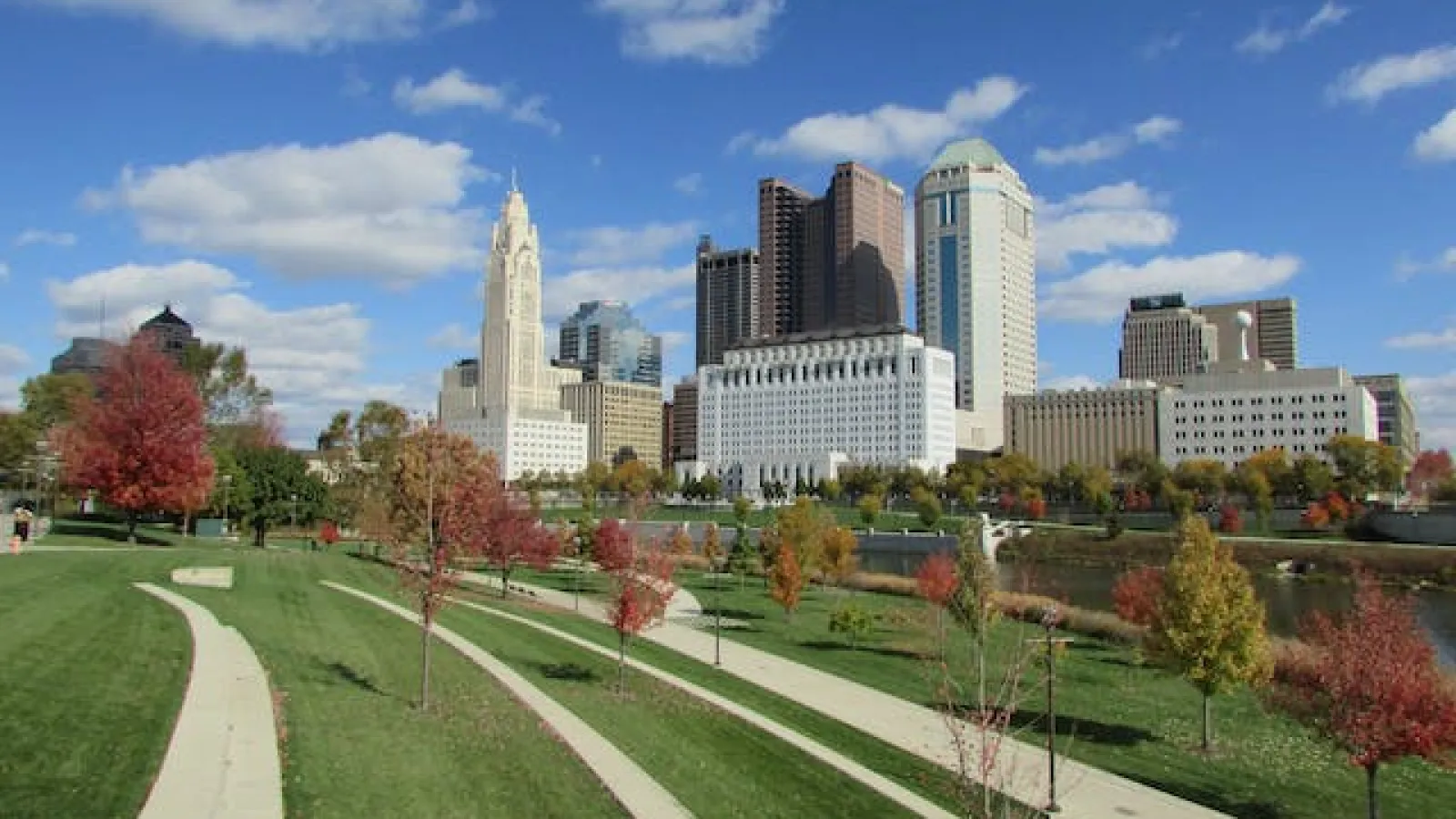 Downtowm Columbus Ohio with buildings and green park and trees.